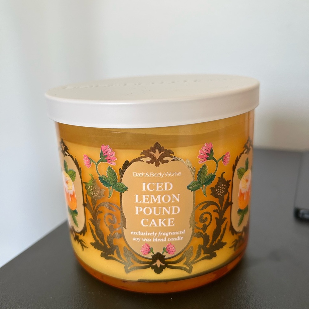 Bath and Body Works Iced Lemon Poundcake 3 wick candle